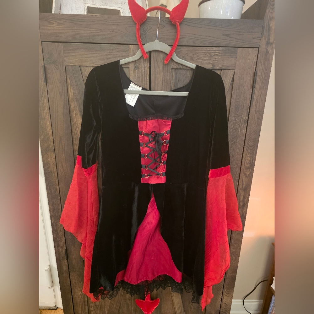 Women's Devil Costume - Black and Red Lace-Up Dress. Size M/L ❤️🖤❤️🖤